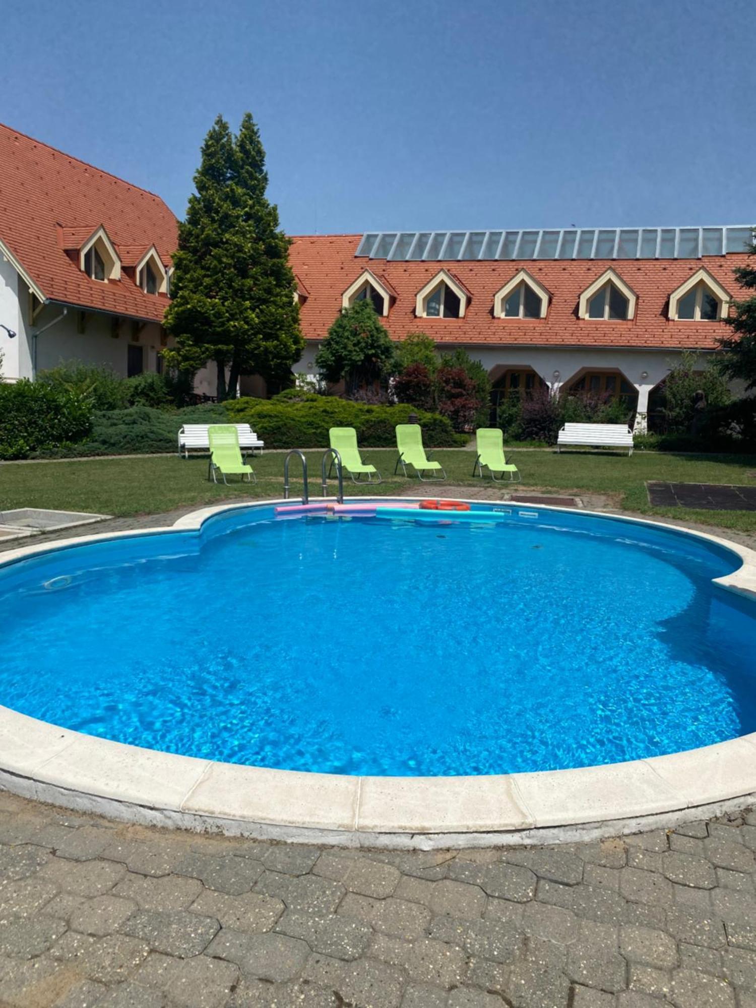 Global Apartmanhaz Vonyarcvashegy Bagian luar foto